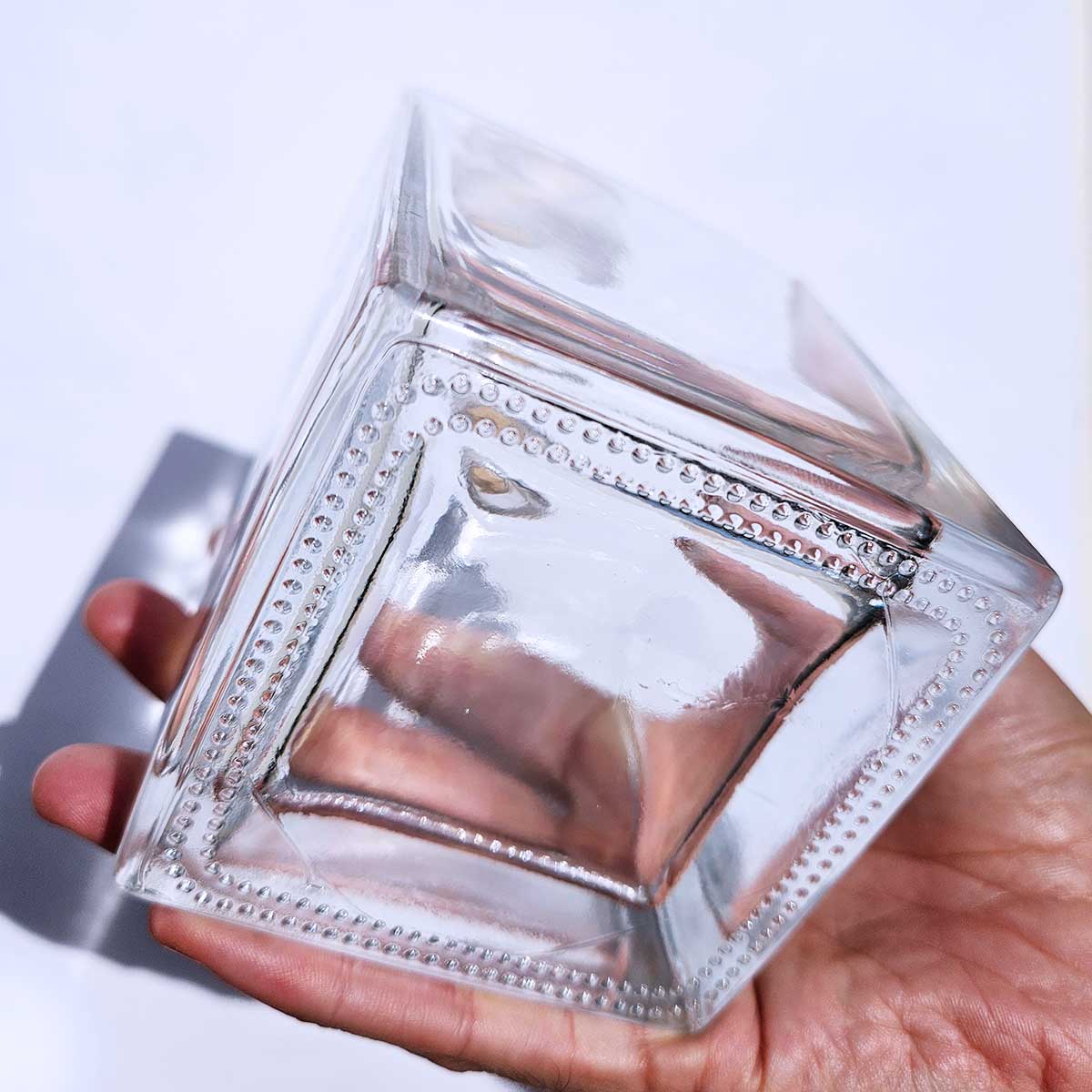 Garrafa de vidro quadrada modelo Cube 500ml transparente para licores e azeites.