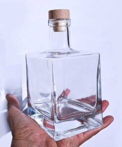 Garrafa de vidro quadrada modelo Cube 500ml transparente para licores e azeites.