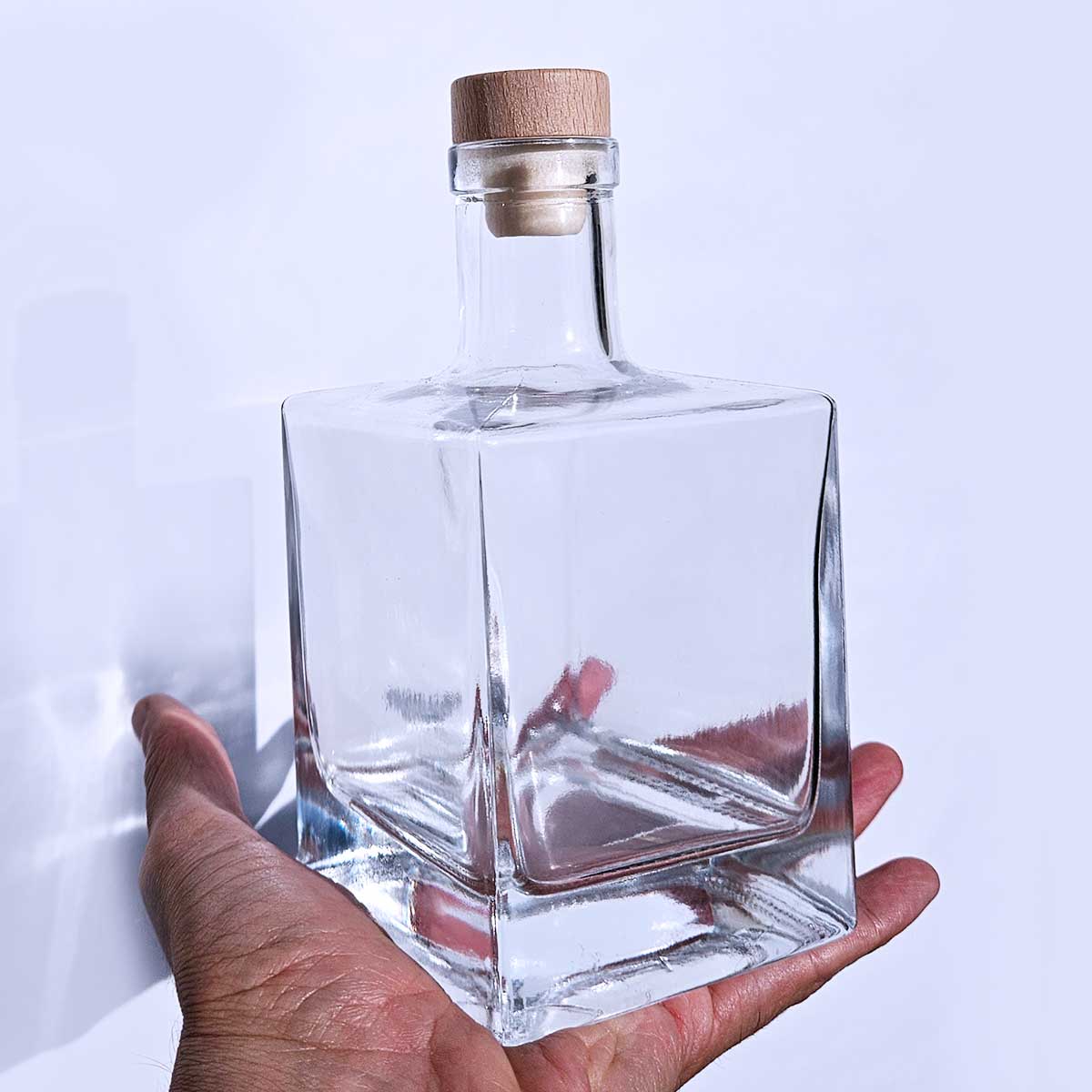 Garrafa de vidro quadrada modelo Cube 500ml transparente para licores e azeites.