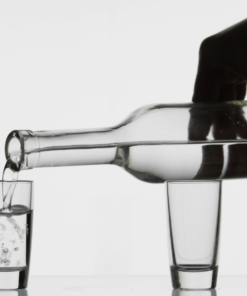 Garrafa de vidro triangular modelo Trinity para bebidas destiladas criativas.