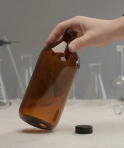 Garrafa de vidro âmbar Quimio 1 litro para proteção de óleos essenciais.