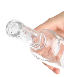 Garrafa de vidro triangular modelo Trinity para bebidas destiladas criativas.