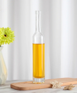 Garrafa de vidro triangular modelo Trinity para bebidas destiladas criativas.