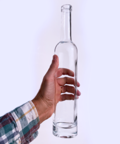 Garrafa de vidro triangular modelo Trinity para bebidas destiladas criativas.