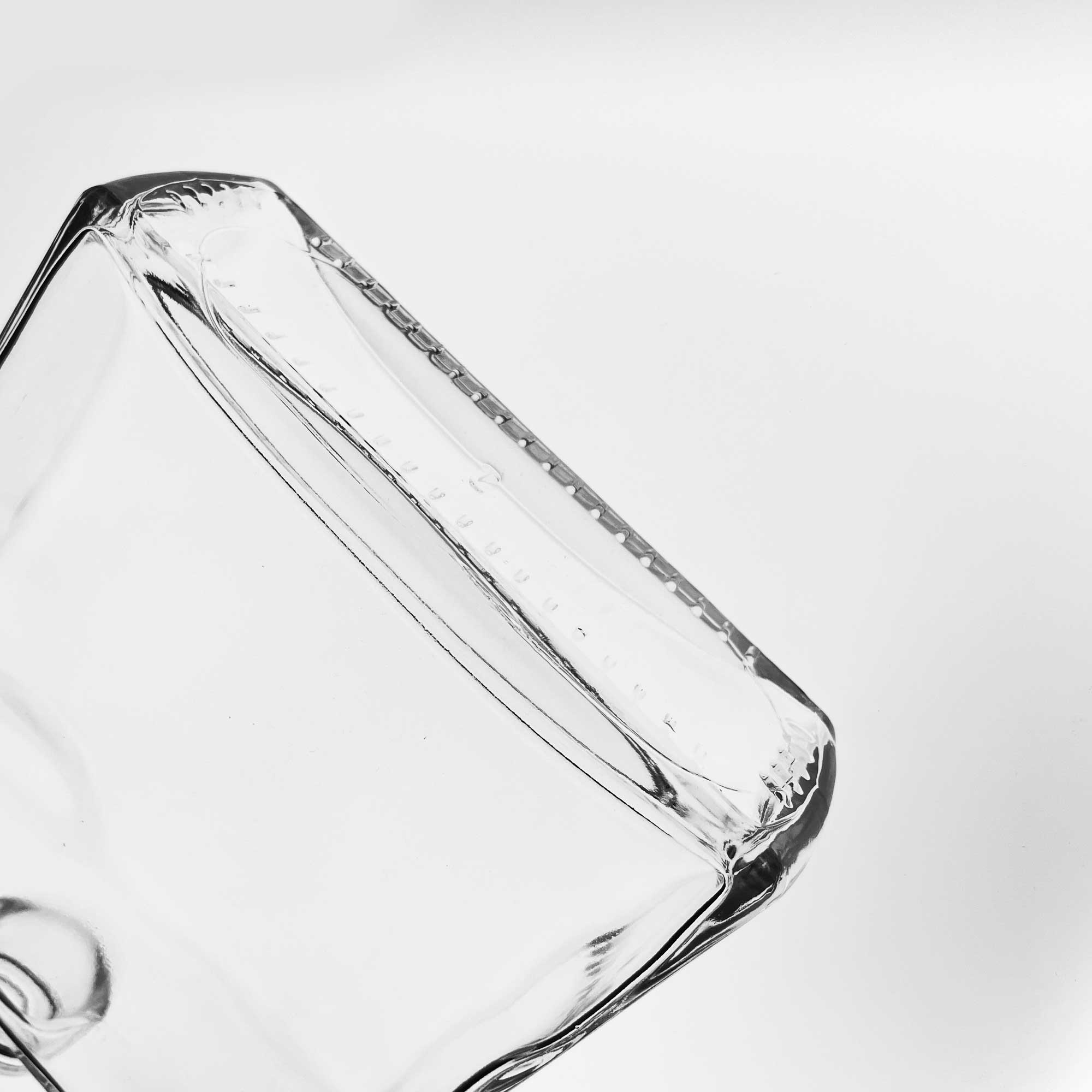 Garrafa de vidro para cerveja tipo Belga 550ml com tampa swing top de cerâmica.
