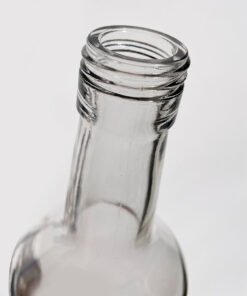 Garrafa de vidro modelo Exclusive 670ml com contornos diferenciados.