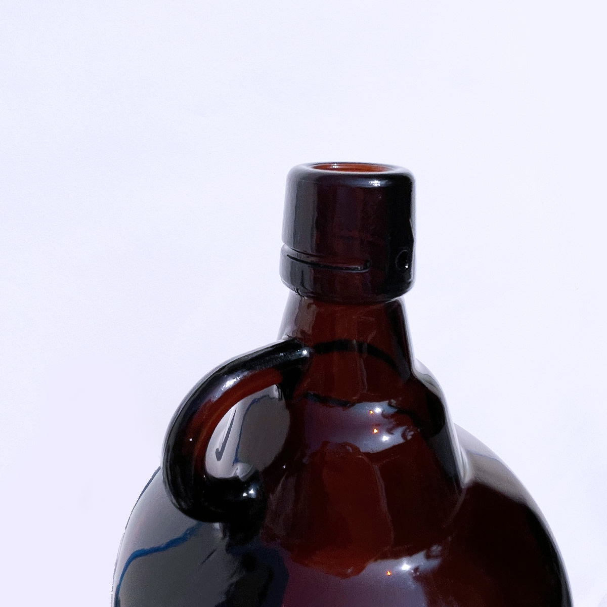 Growler de vidro 2 Litros com alça e tampa swing top para chope fresco.