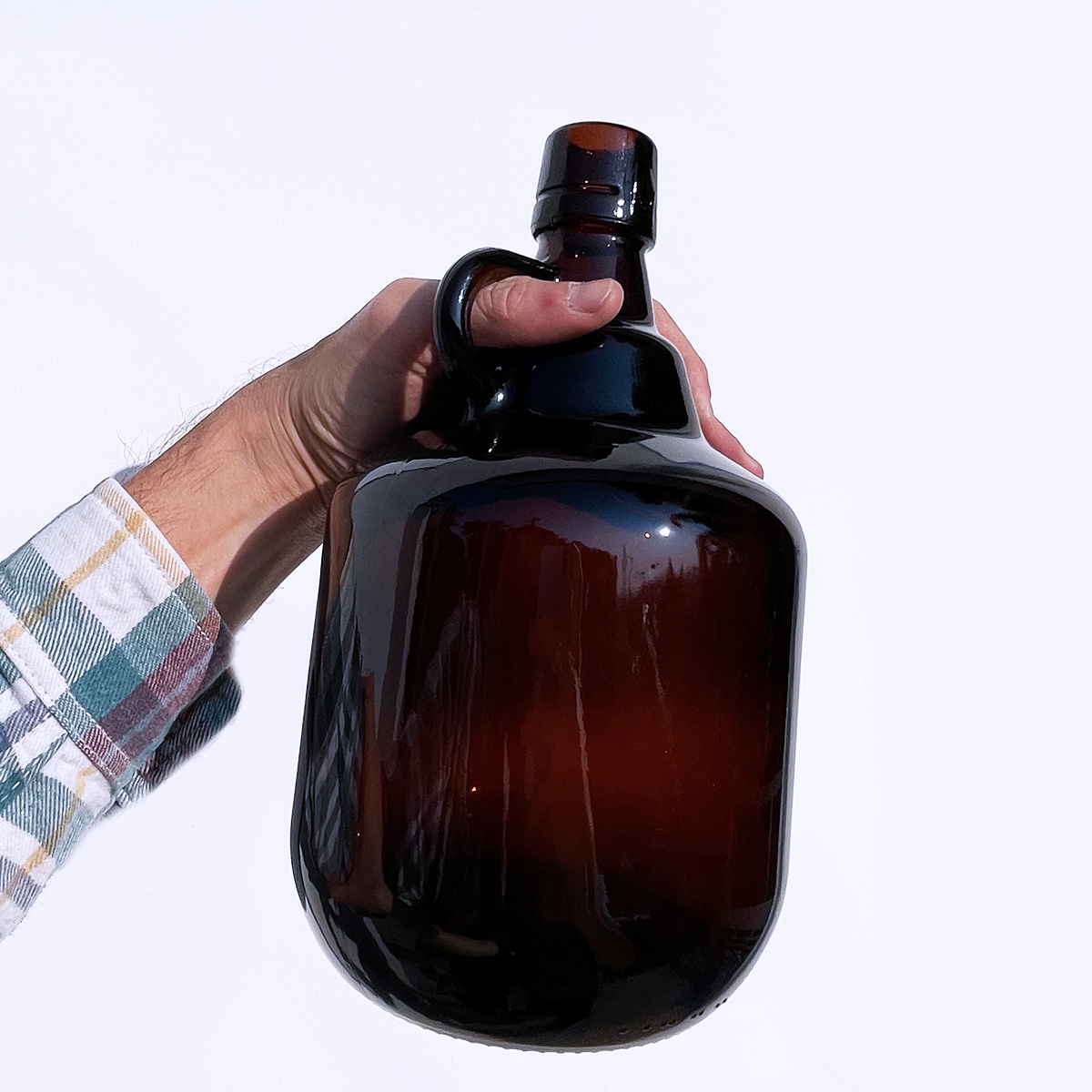 Growler de vidro 2 Litros com alça e tampa swing top para chope fresco.
