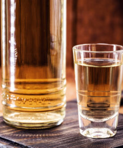 Garrafa de vidro modelo Cachaça do Brasil 700ml transparente tradicional.