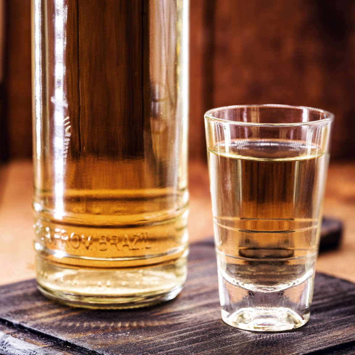 Garrafa de vidro modelo Cachaça do Brasil 700ml transparente tradicional.