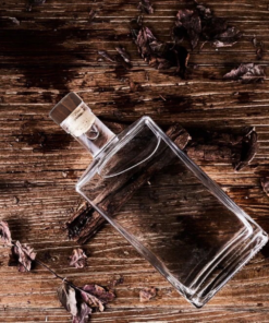 Imponência e sofisticação com a Garrafa Grandeur 750ml. Linhas retas perfeitas para cachaças de alambique e destilados finos. Veja mais detalhes!