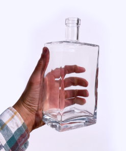 Imponência e sofisticação com a Garrafa Grandeur 750ml. Linhas retas perfeitas para cachaças de alambique e destilados finos. Veja mais detalhes!