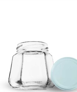 Pote de vidro sextavado 230ml. Formato de 6 faces que traz elegância para mel, geleias gourmet e lembrancinhas. Preserva 100% o sabor. Aproveite!