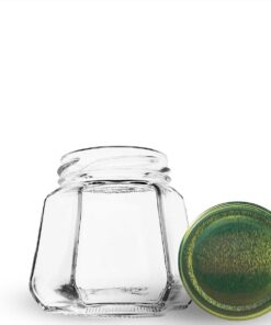 Pote de vidro sextavado 230ml. Formato de 6 faces que traz elegância para mel, geleias gourmet e lembrancinhas. Preserva 100% o sabor. Aproveite!