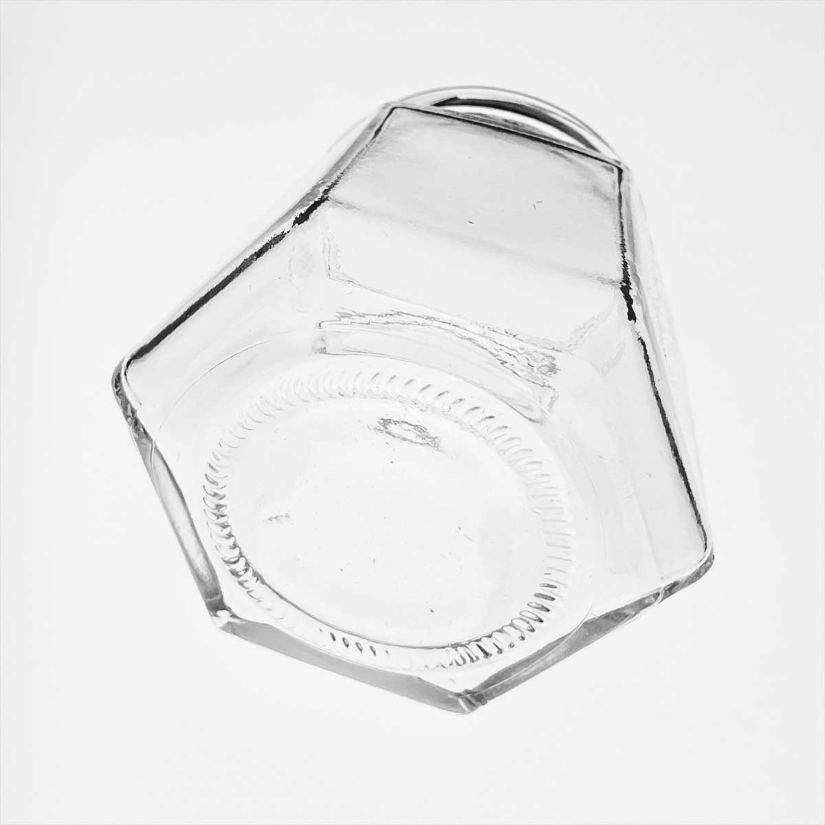 Pote de vidro sextavado 230ml. Formato de 6 faces que traz elegância para mel, geleias gourmet e lembrancinhas. Preserva 100% o sabor. Aproveite!