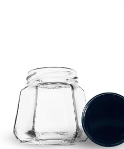 Pote de vidro sextavado 230ml. Formato de 6 faces que traz elegância para mel, geleias gourmet e lembrancinhas. Preserva 100% o sabor. Aproveite!