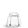 Pote de vidro sextavado 230ml. Formato de 6 faces que traz elegância para mel, geleias gourmet e lembrancinhas. Preserva 100% o sabor. Aproveite!